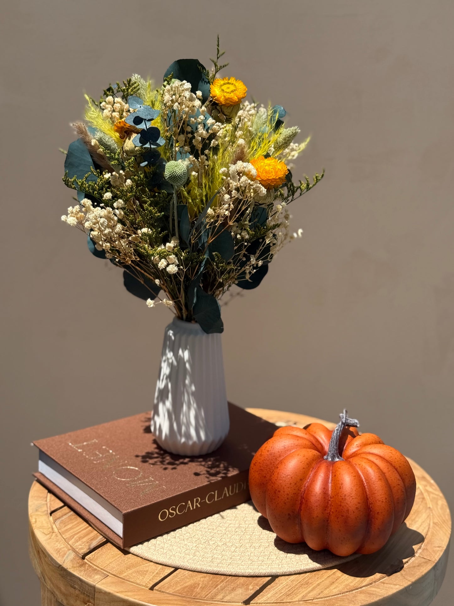 Solvia – Dried Flower Centerpiece in Yellow & Green | Available in 3 Sizes | With or Without Vase | Round 360° Design