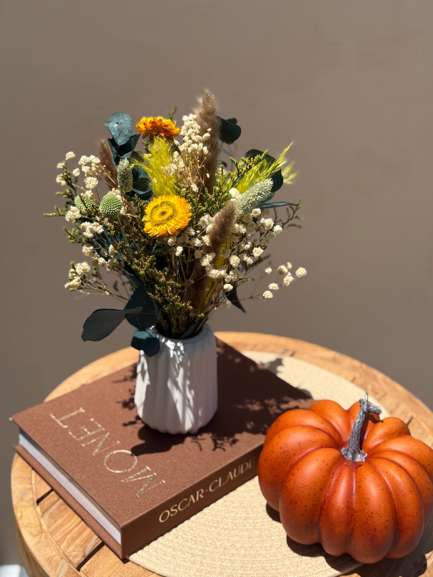 Solvia – Dried Flower Centerpiece in Yellow & Green | Available in 3 Sizes | With or Without Vase | Round 360° Design